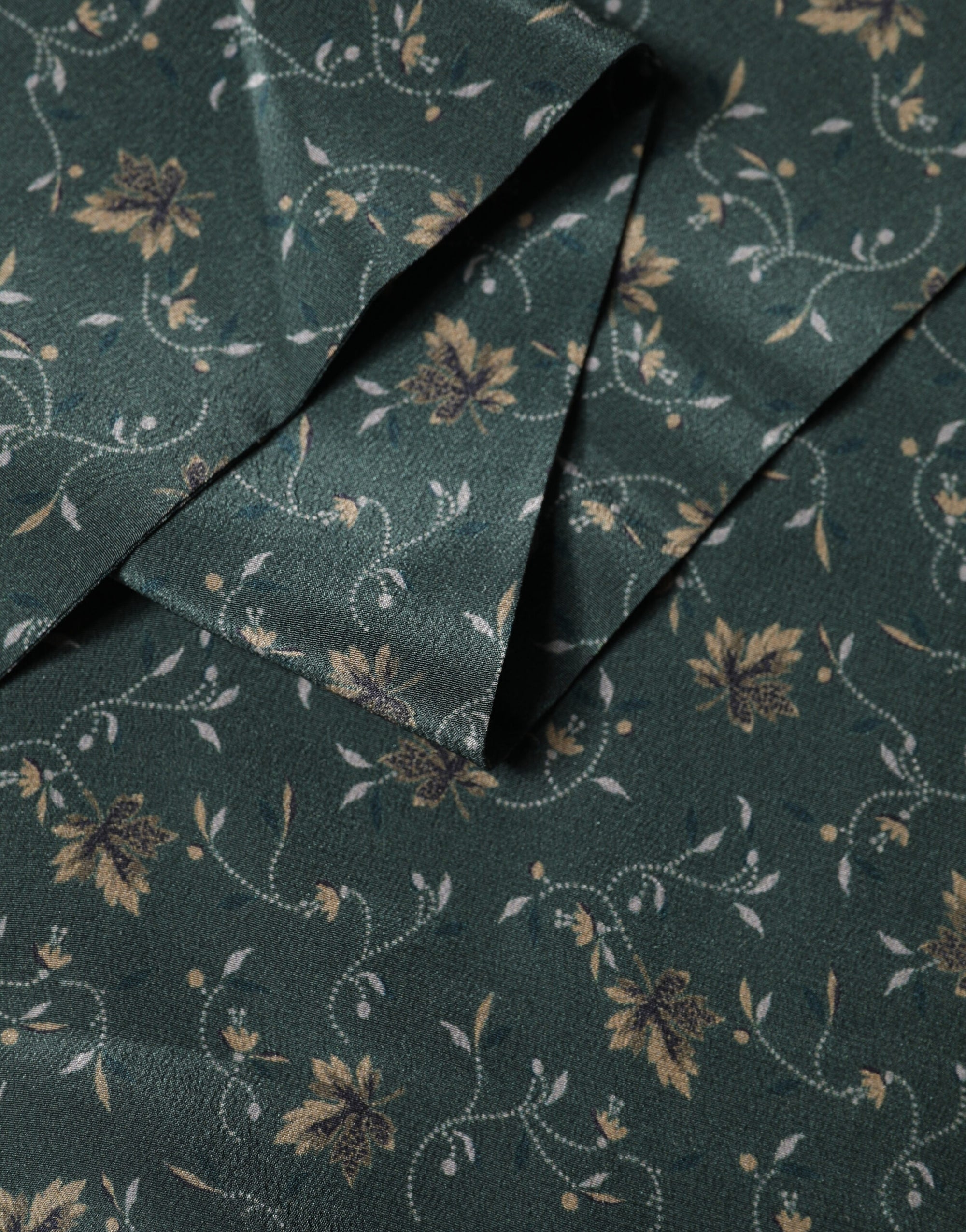 Dolce & Gabbana Green Silk Floral Pattern Fringed 135cm X 16cm  Scarf