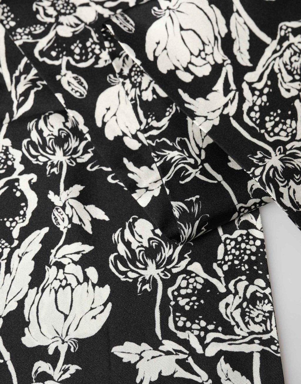 Dolce & Gabbana Black White Silk Floral Print Fringe 136cm X 15.5cm  Scarf